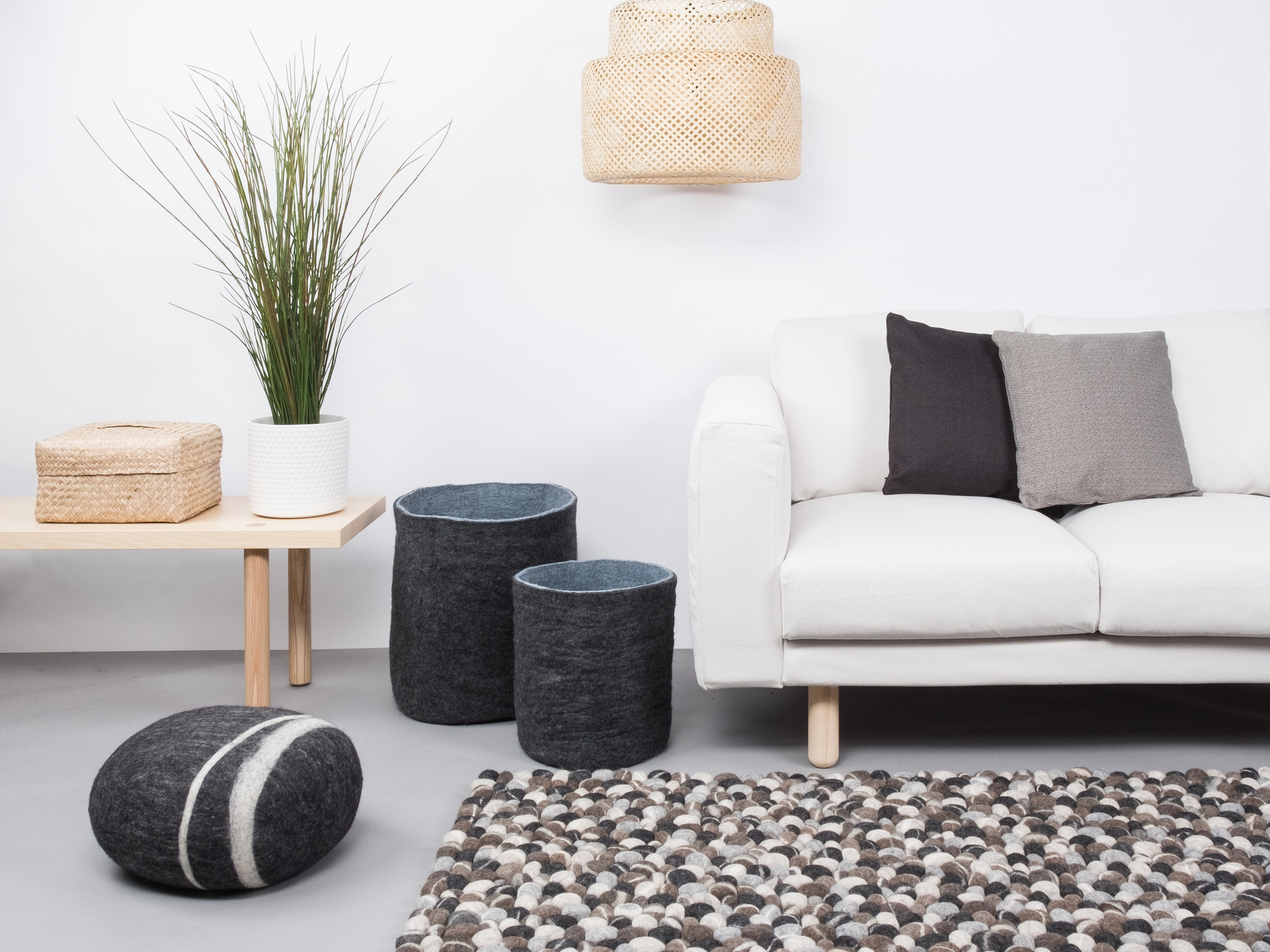 Myfelt Fritz Filzkugel Teppich 160x230 cm in einem modern eingerichteten Wohnzimmer.