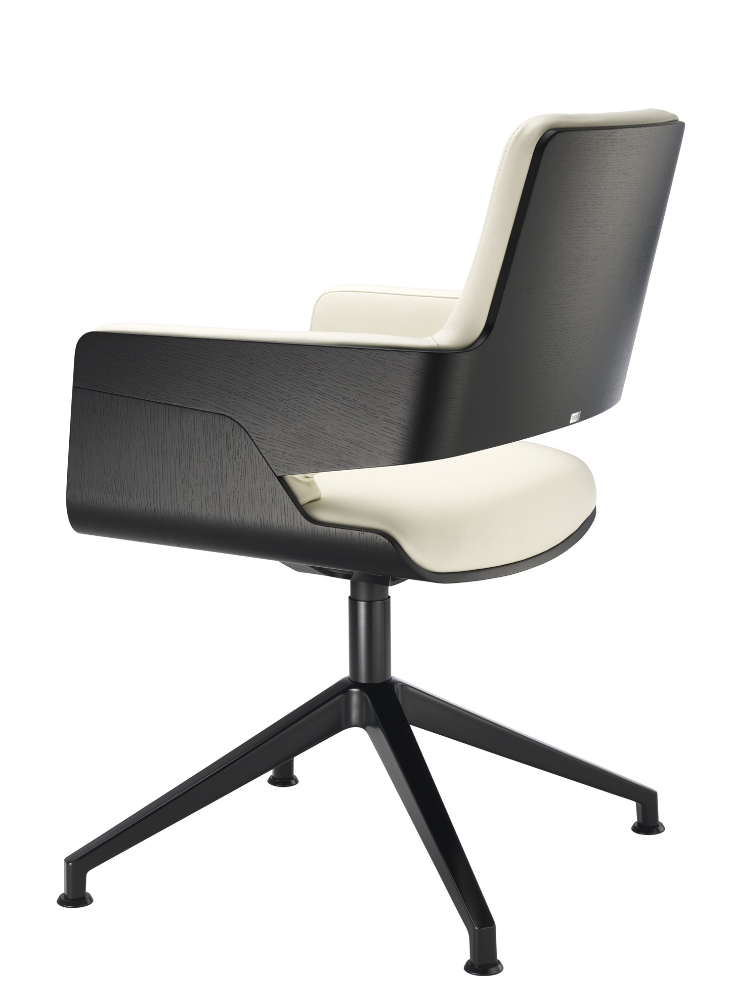 Ansicht des S 847 D Drehsessels von Thonet: Schwarzes Holz, cremefarbenes Leder, modernes Design.