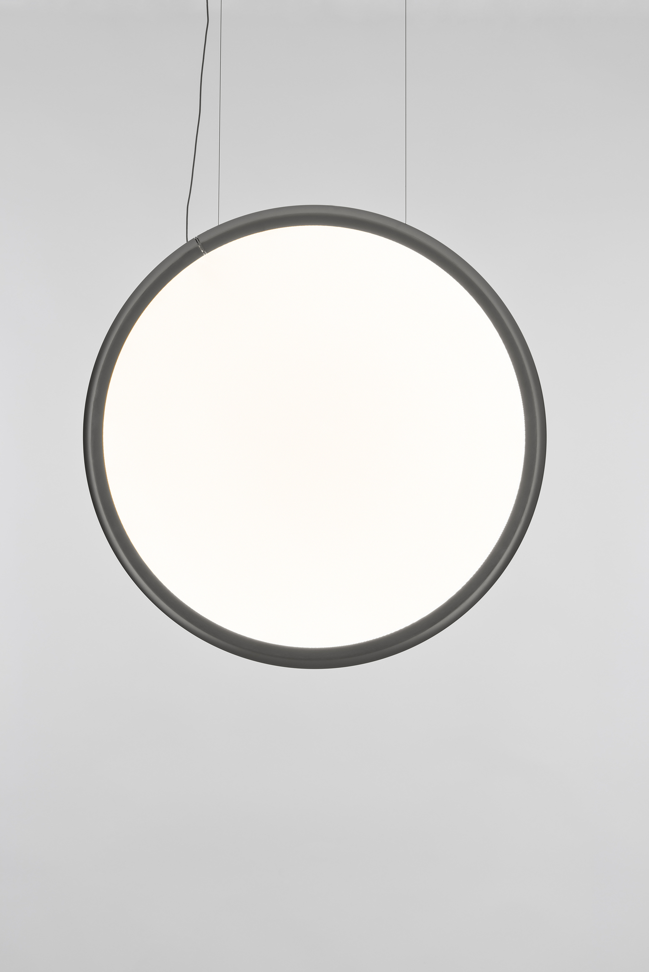 Discovery Vertical 70 Pendelleuchte von Artemide: Runde Hängelampe mit Aluminiumrahmen und hellem, diffusem Licht.