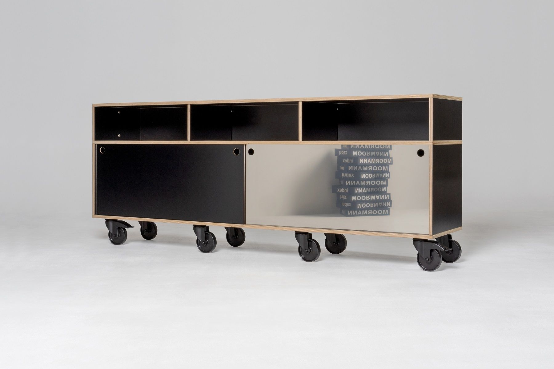 Egal Rockboard Sideboard von Nils Holger Moormann: Modernes Sideboard mit Rollen, schwarz und hell.