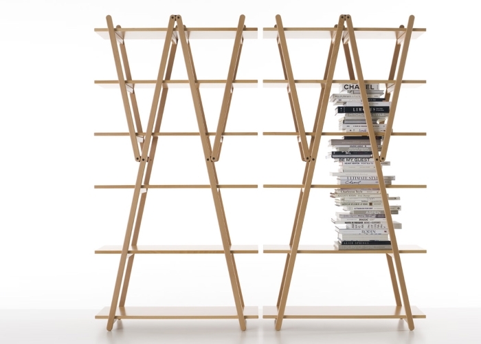 Nuvola Rossa Bücherregal mit Holzstruktur und weißen Regalböden, eines mit Bücherstapel. Design Möbel.