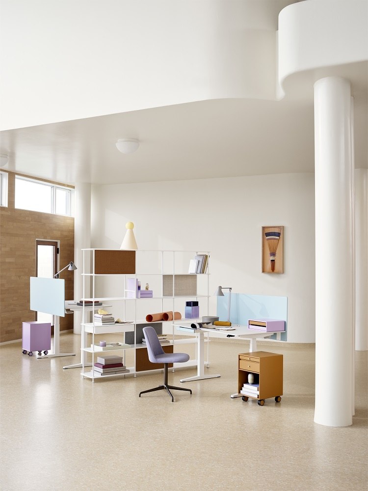 Heller Raum mit zwei höhenverstellbaren Montana Arbeitstischen und Regalsystem für Büro oder Homeoffice.