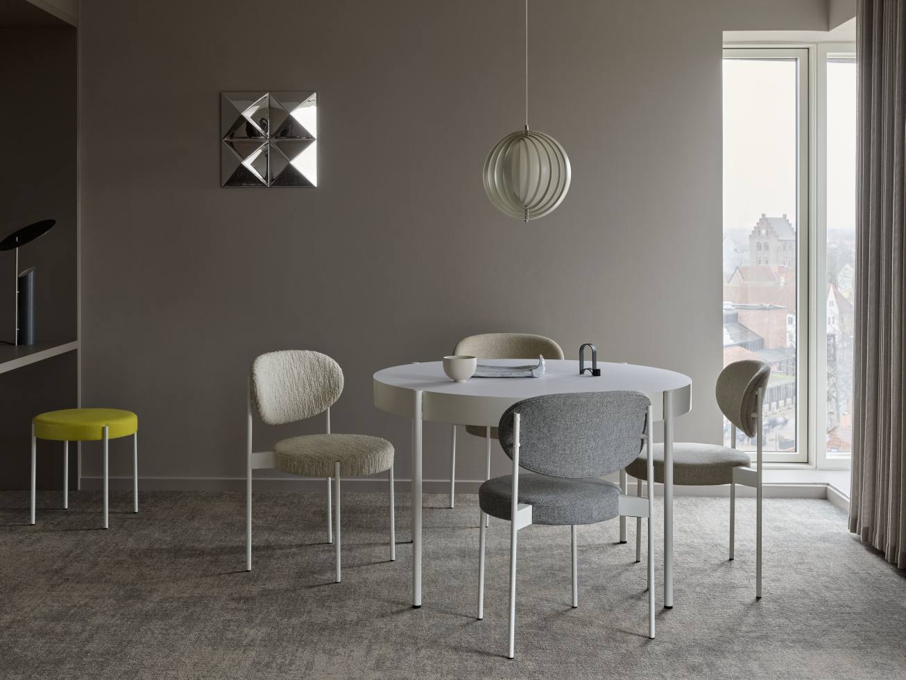 Esszimmer mit rundem Tisch und mehreren Series 430 Stühlen von Verpan in verschiedenen Farben.