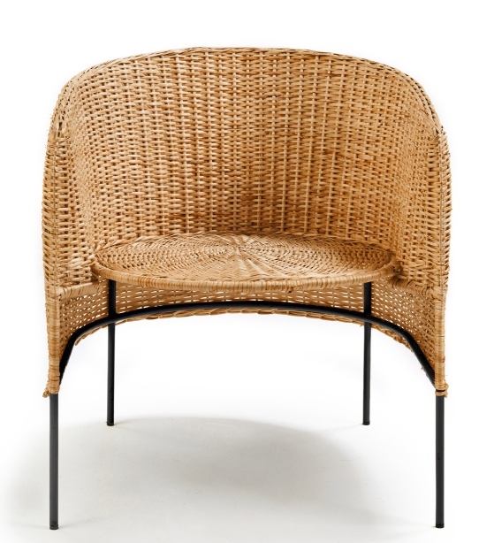Caribe Lounge Chair aus Naturmaterial: Outdoor Sessel mit schwarzem Metallgestell und Rattan-Geflecht.