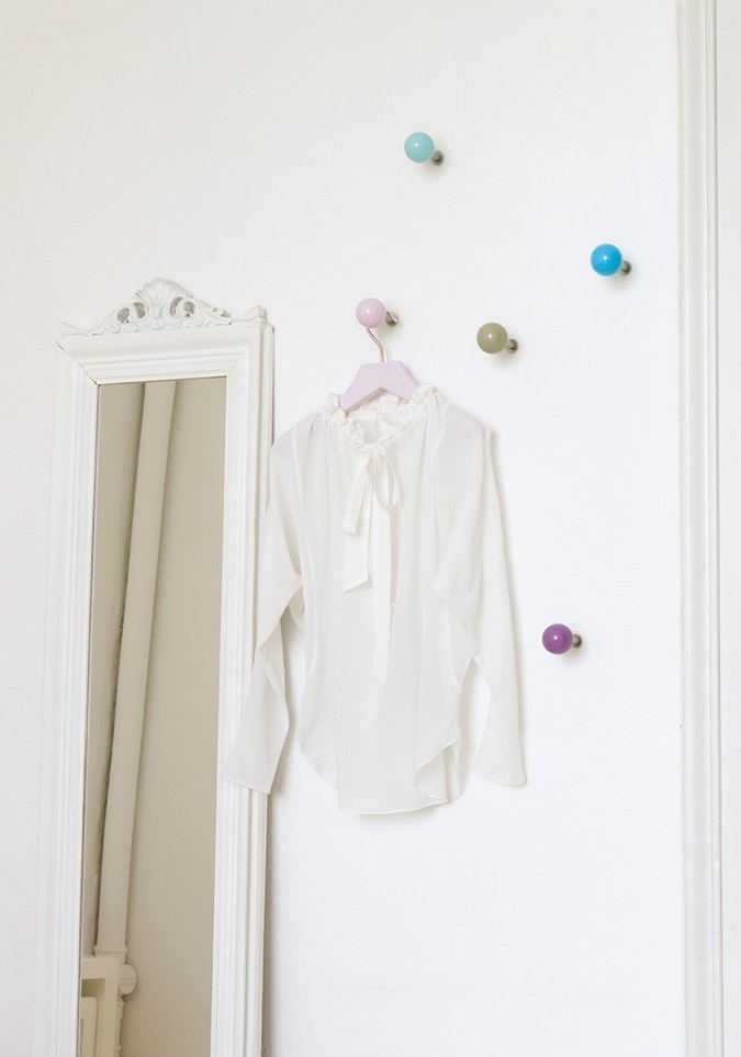 Wand mit bunten Dots Wandhaken und Bluse. Schönbuch Haken als Garderobe.