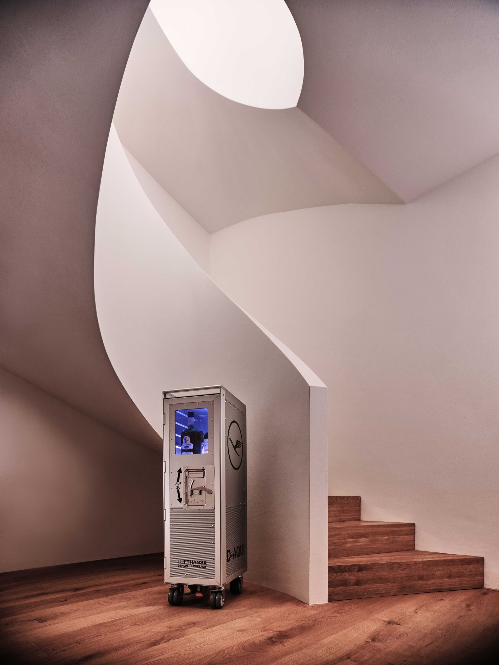 Lufthansa Flugzeugtrolley Bordbar aus Aluminium vor Treppe. Ideal als Barwagen oder Designmöbel.