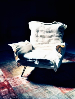 Weißer Design Sessel "Cloudscape" von Moroso Diesel auf einem gemusterten Teppich, modernes Wohnzimmer Möbel.