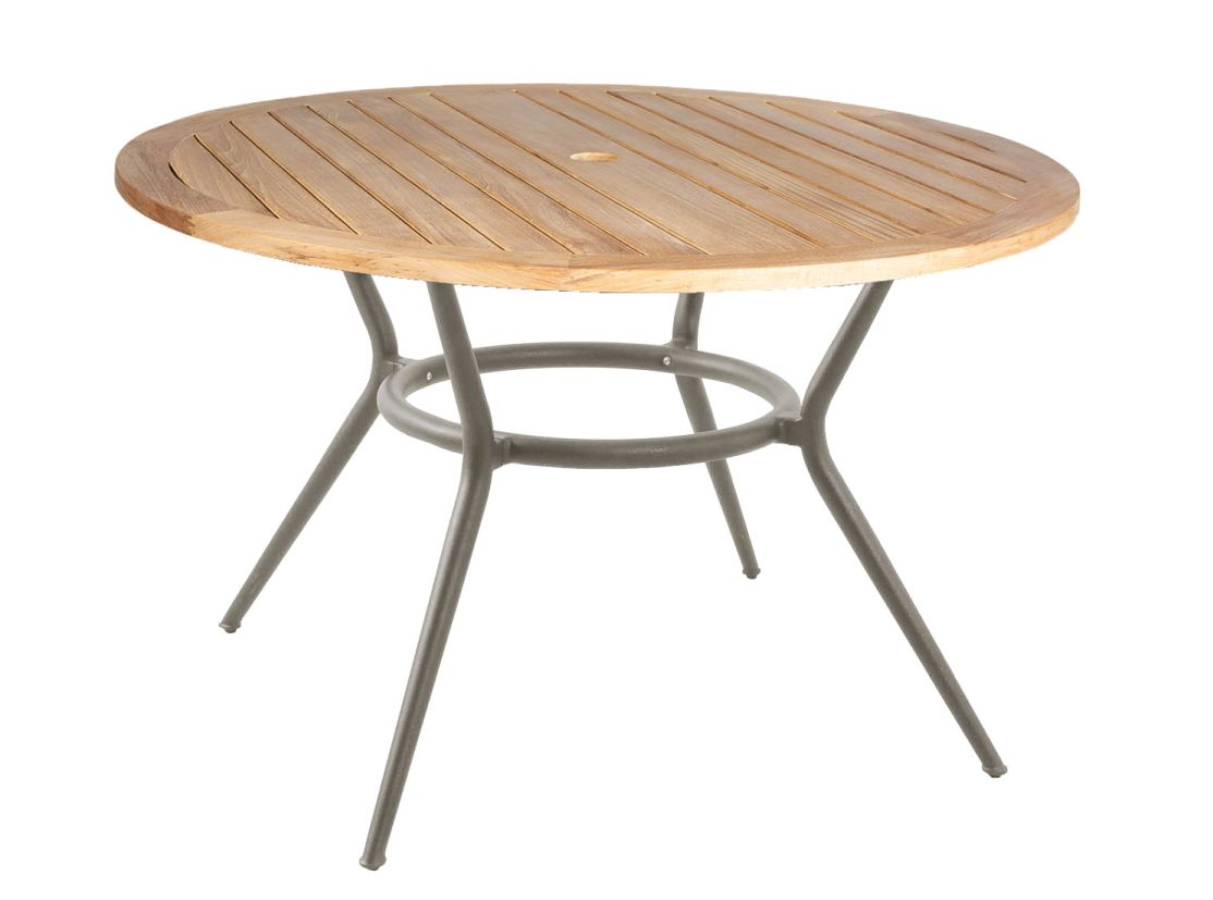 Runder Joy Outdoor Esstisch von Cane-Line mit Teakholzplatte und taupefarbenem Gestell.