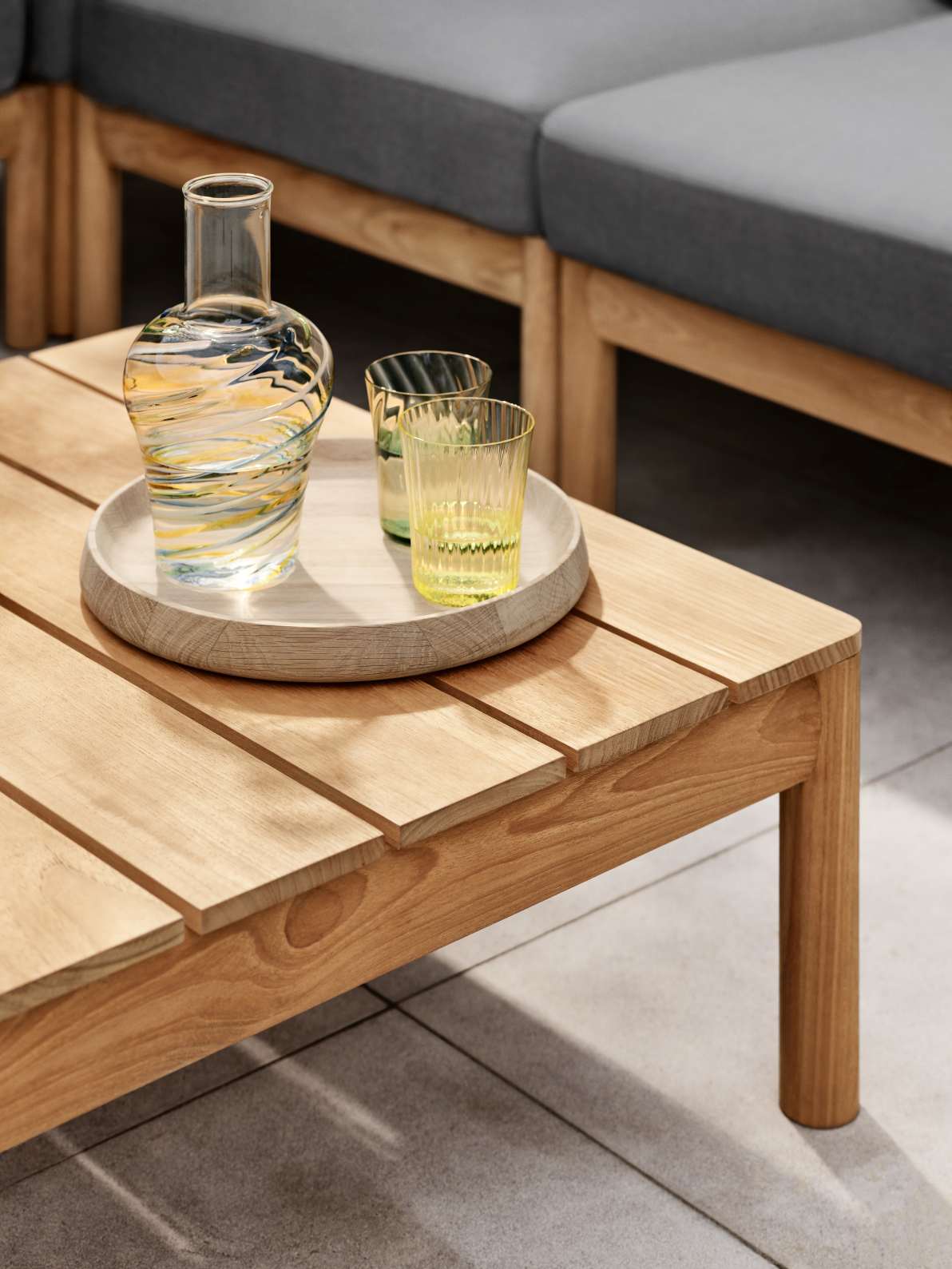 Tradition Lounge Tisch von Skagerak by Fritz Hansen aus Teakholz mit Getränken im Freien.