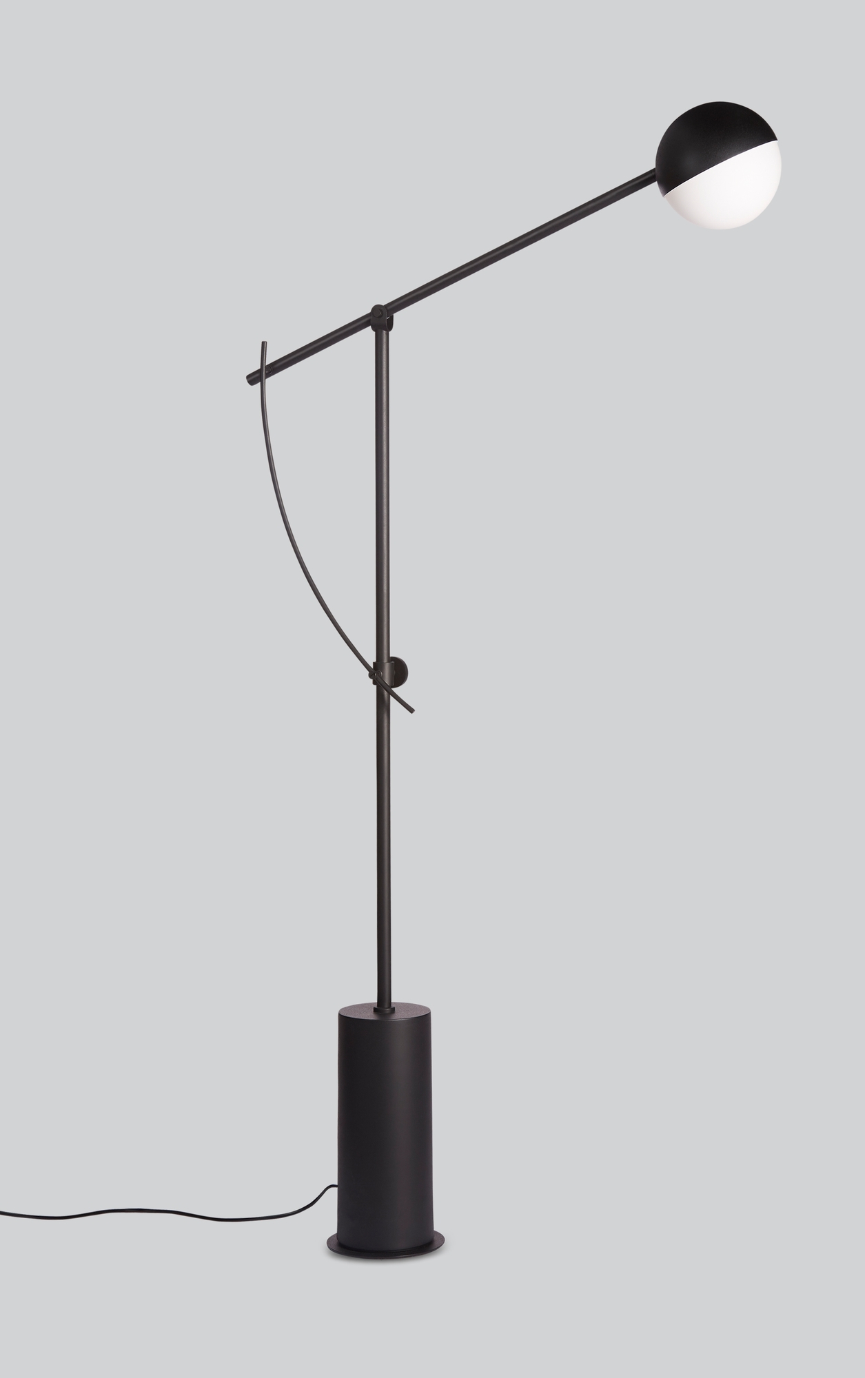 Schwarze Balancer Stehleuchte von Northern mit rundem Lampenschirm und minimalistischem Design.