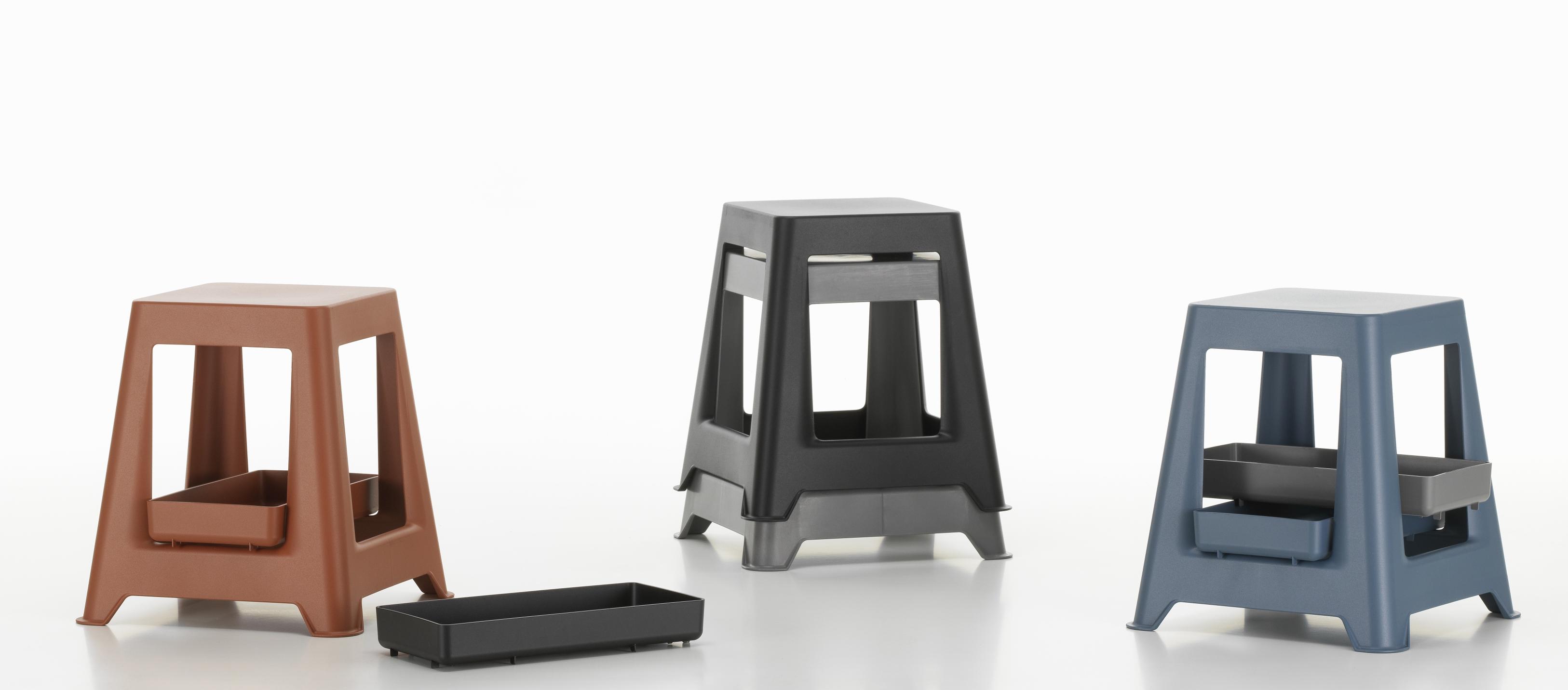 Drei Chap Hocker von Vitra in Dunkelgrau, Braun und Blau, moderne Sitzmöbel für Büro und Zuhause.