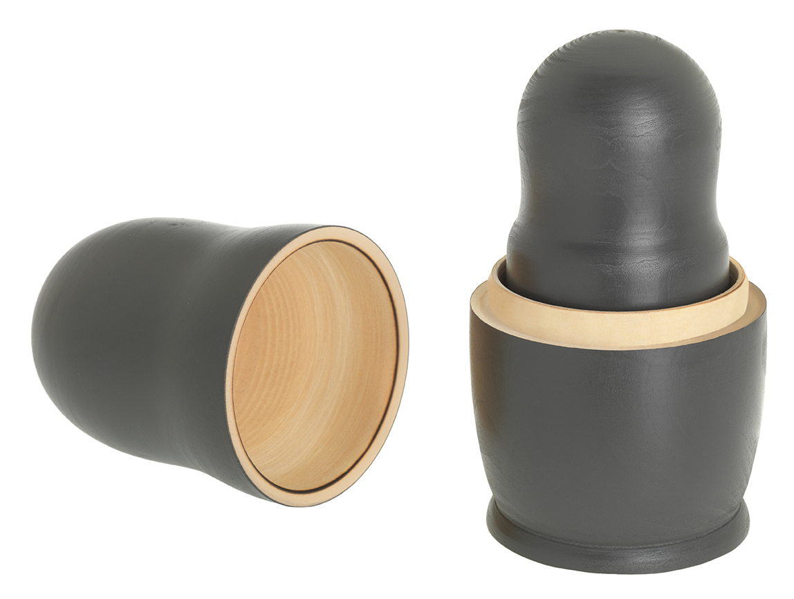 Colour Dolls Holzpuppen: Geöffnete, graue Matroschka Puppe aus Holz, russische Puppen.