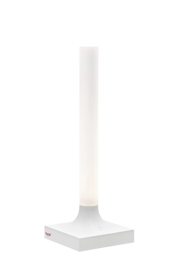 Weiße, matte Kartell Goodnight Akkuleuchte mit zylindrischem Leuchtkörper und quadratischem Sockel.