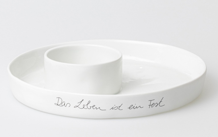 Weiße Räder Schale "Das Leben ist ein Fest" mit integriertem Mittelpunkt für Dekorationen.