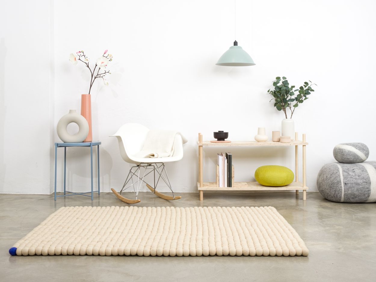 Beiger Big One Filzteppich (200x300 cm) von myfelt im modernen Wohnzimmer mit Möbeln.