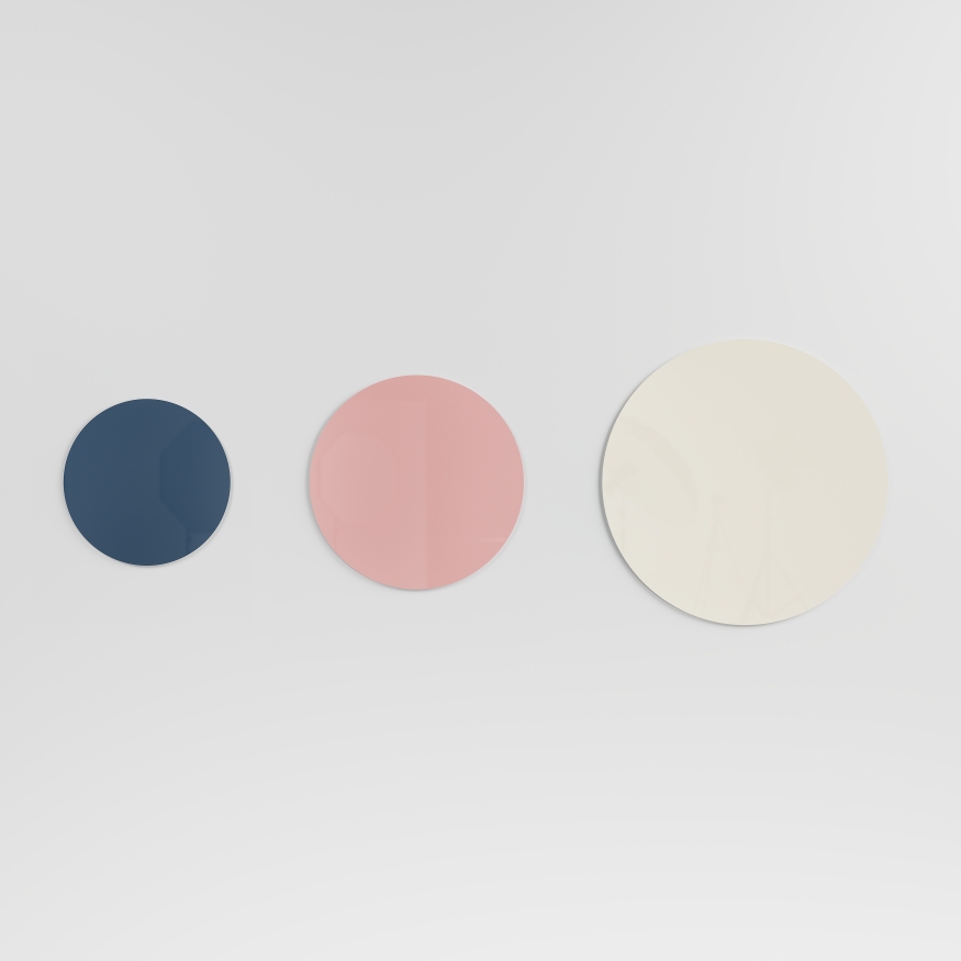 Chat Board Orbit: Drei runde, magnetische Glastafeln in Blau, Rosa und Beige an einer Wand.