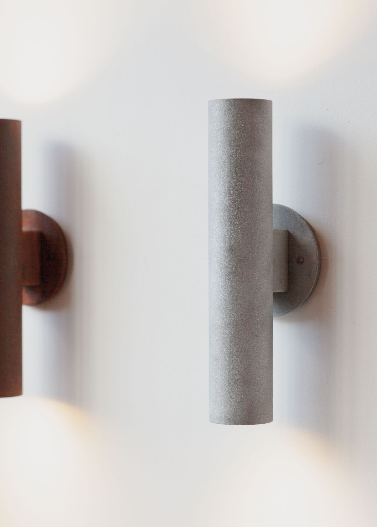 Graue Graypants Wandleuchte Sconce30: Moderne Innenbeleuchtung mit zylindrischem Lampenschirm und sanftem Lichtschein.