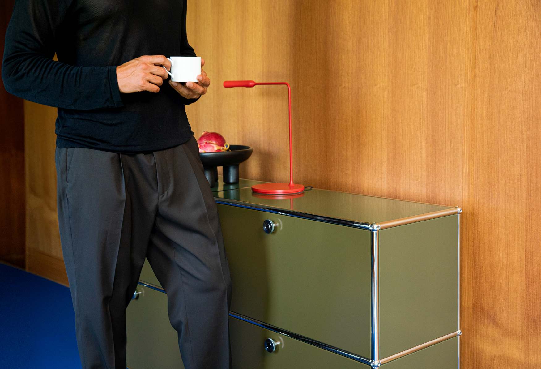 USM Haller Sideboard in Olivgrün mit vier Klapptüren, stilvolles Möbelstück für modernes Wohnen.