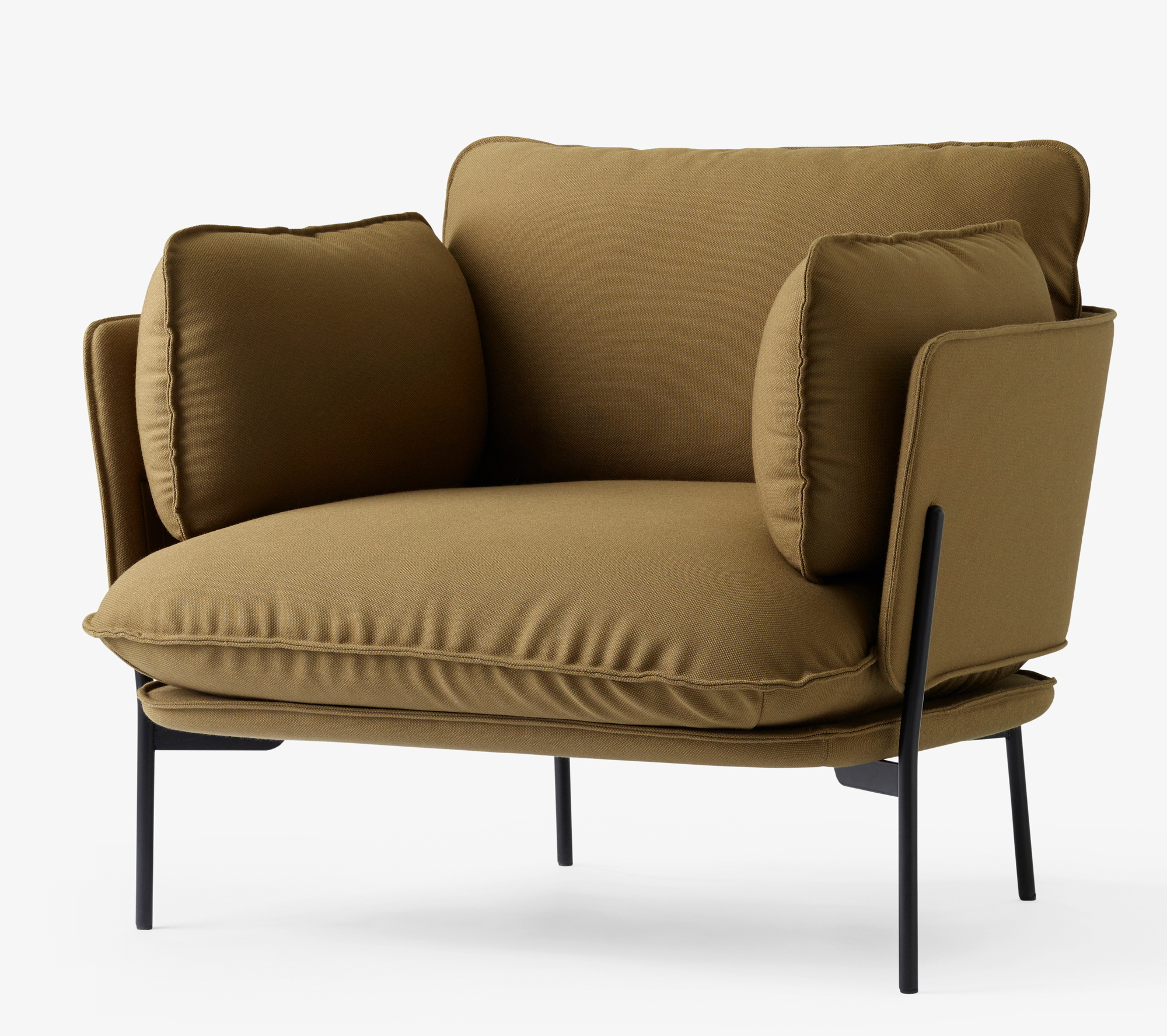 Cloud Sessel von AndTradition, khaki, mit weichen Kissen und schwarzem Metallgestell. Moderner Loungesessel.