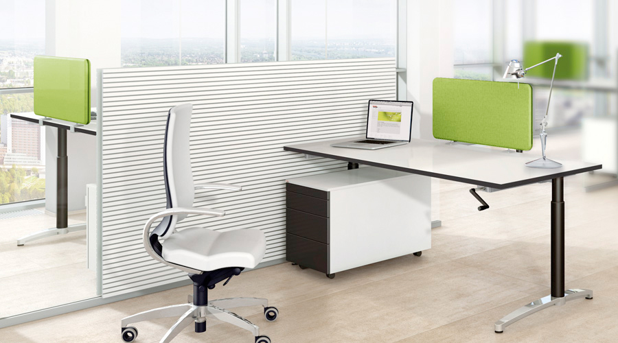 Canvaro Sitz-Steh-Tisch von Assmann: Höhenverstellbarer Bürotisch mit Schreibtischstuhl und Rollcontainer im modernen Büro.