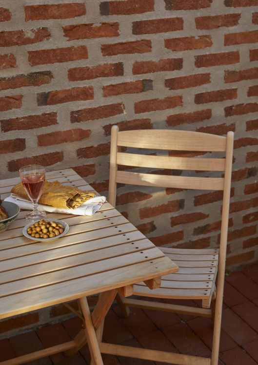 Selandia Chair: Holzstuhl für den Außenbereich von Skagerak by Fritz Hansen mit Tisch.