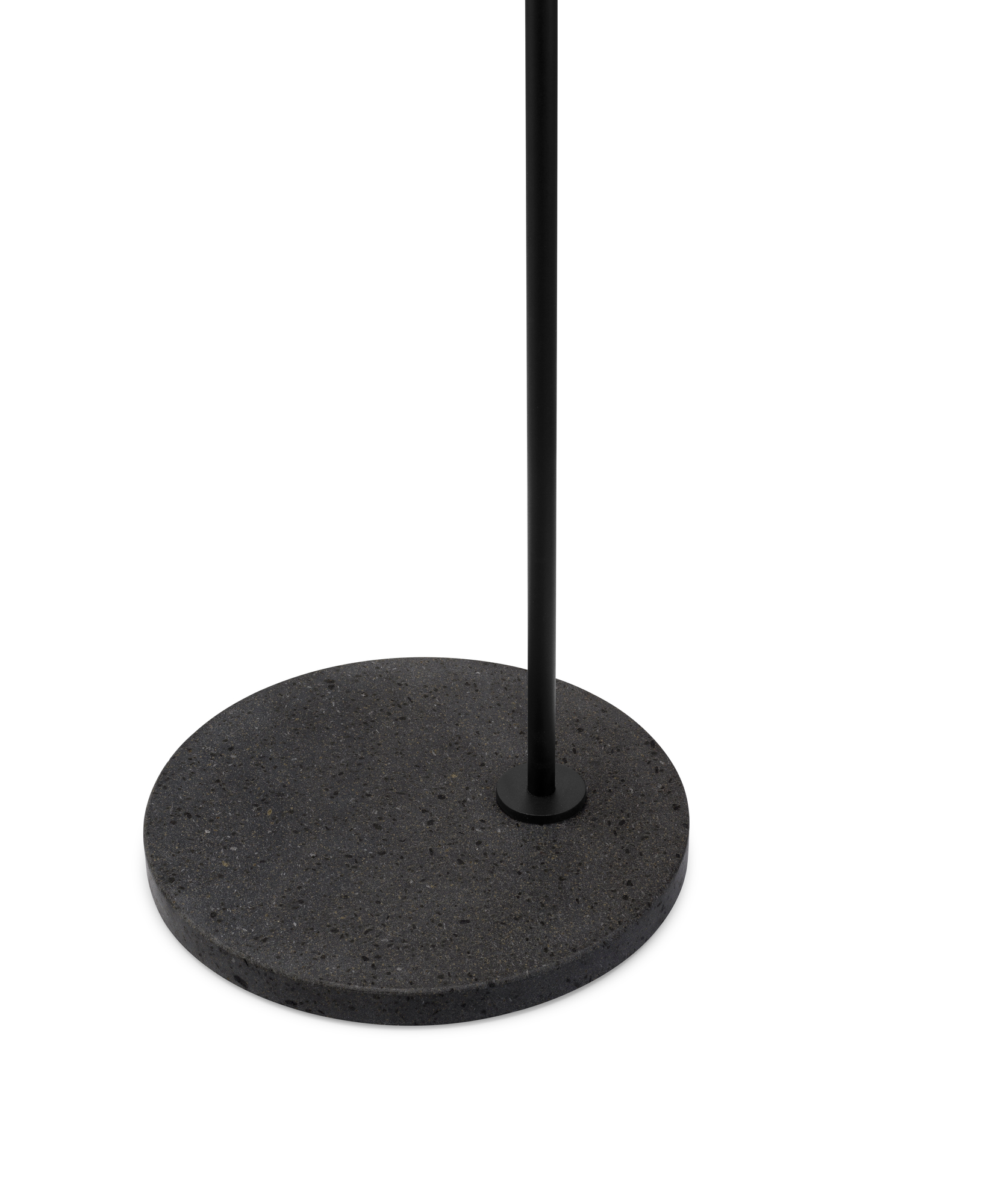 Detailaufnahme des Sockels der schwarzen IC Lights Stehleuchte von Flos für Innen und Außen.