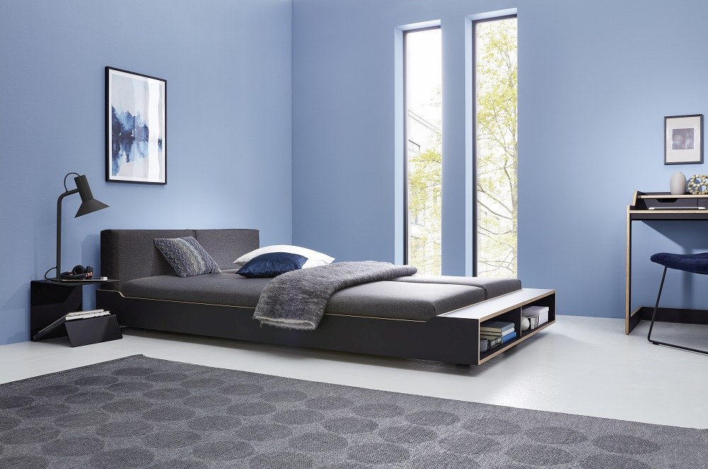 Maude Bett von Müller Möbelwerkstätten: Modernes, graues Polsterbett mit integriertem Stauraum im Schlafzimmer.