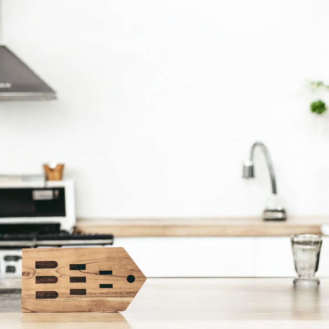 Stadthaus Schneidebrett aus Holz mit Rädern, dekoratives Küchenaccessoire für Hobbyköche.