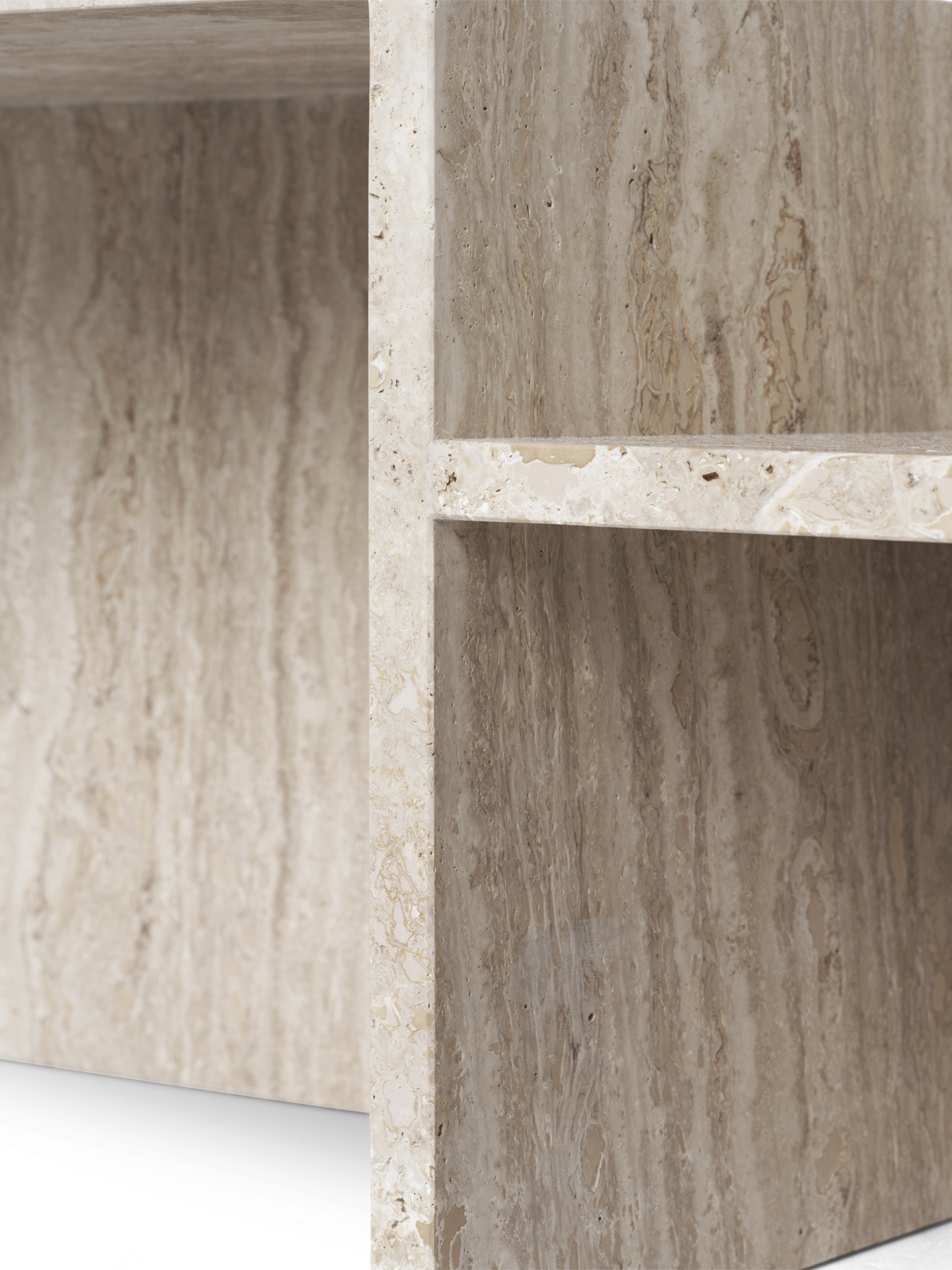 Detailaufnahme des Distinct Coffee Table aus Travertin von Ferm Living. Couchtisch aus Naturstein.