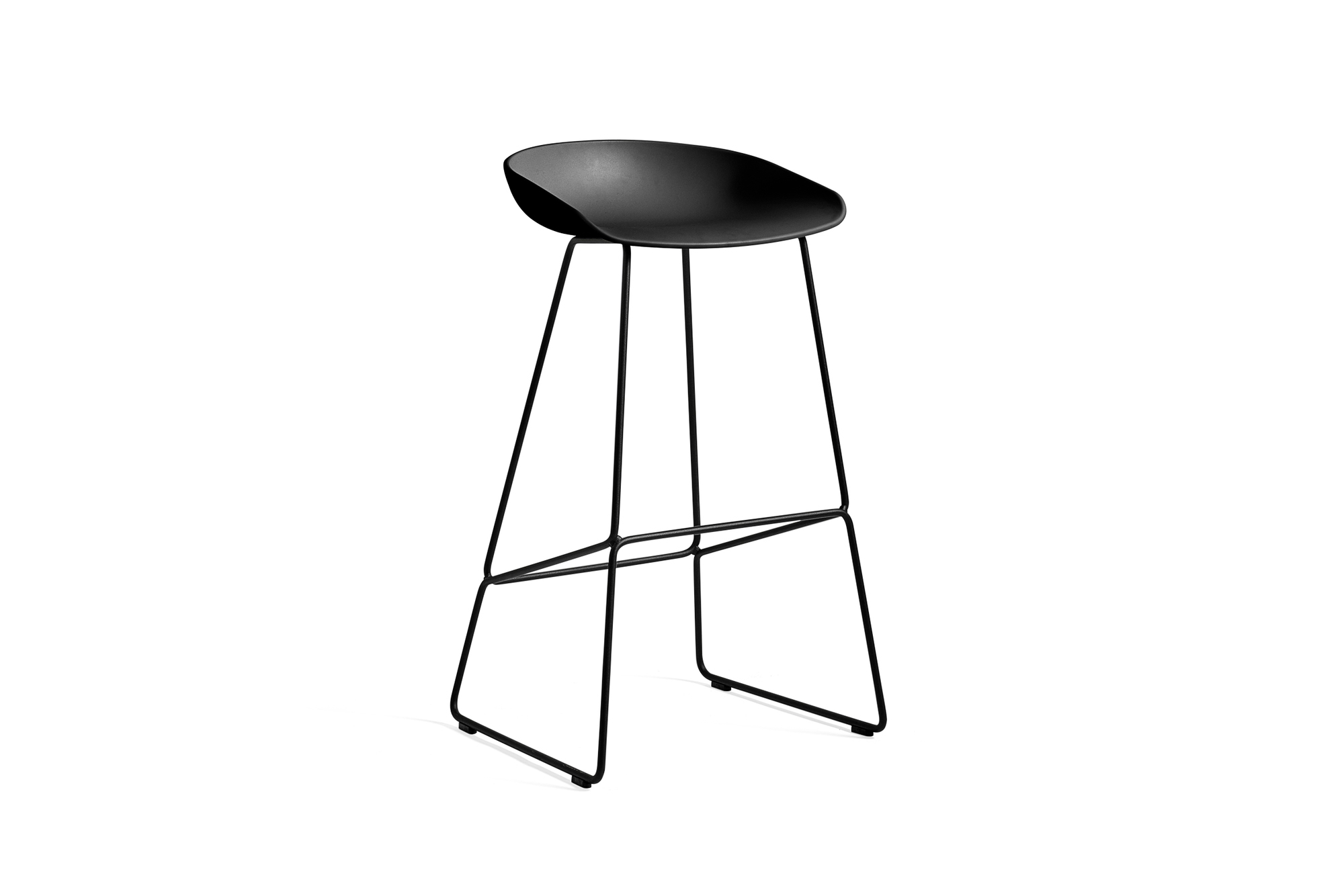 Schwarzer Hay Barhocker "About a Stool AAS 38" mit minimalistischem Design und Stahlgestell.