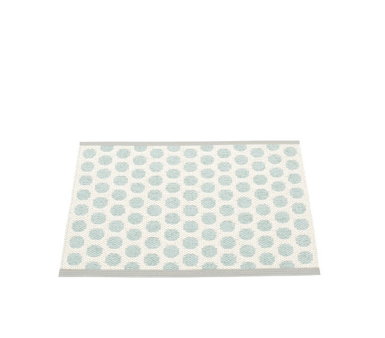 Noa Kunststoffteppich mit hellblauen Punkten, 70x50 cm, Pappelina Teppich, robust und pflegeleicht.