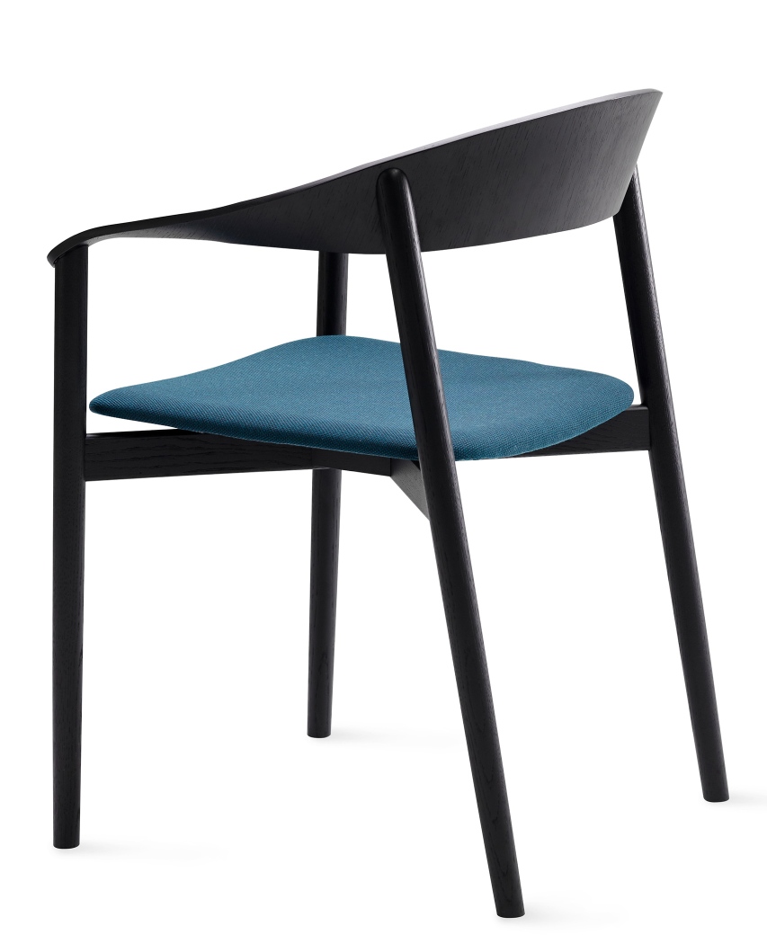 Stella Armlehnstuhl von Freifrau Manufaktur, schwarzes Holzgestell mit blauem Sitzpolster, Ansicht von hinten.