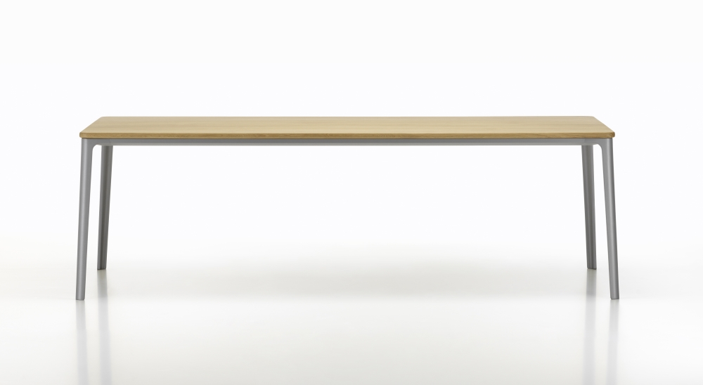 Vitra Plate Dining Table: Esstisch mit heller Holzplatte und silberfarbenem Metallgestell.