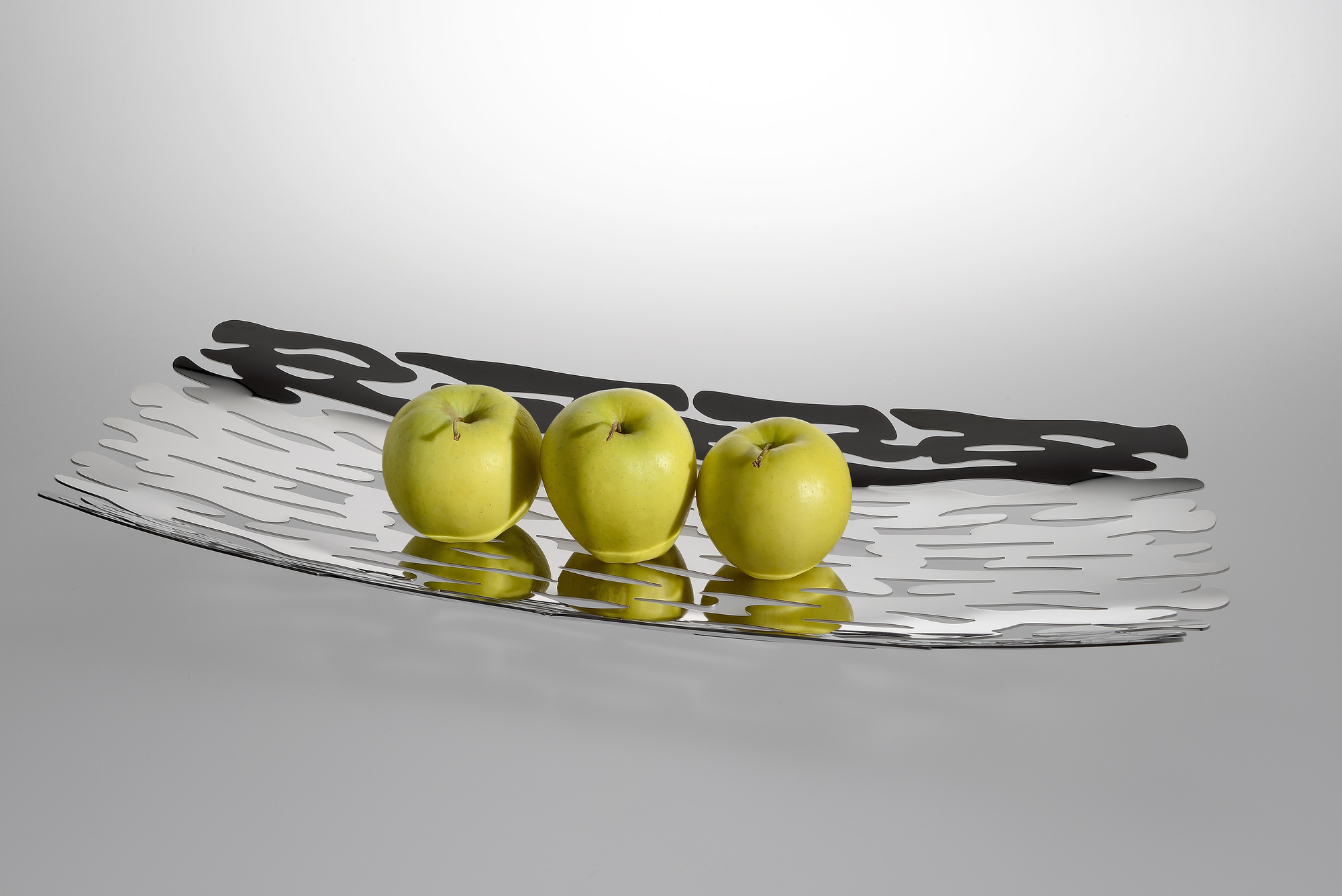 Alessi Bark Tafelaufsatz aus Edelstahl mit drei grünen Äpfeln, moderne Tischdekoration für Obst.