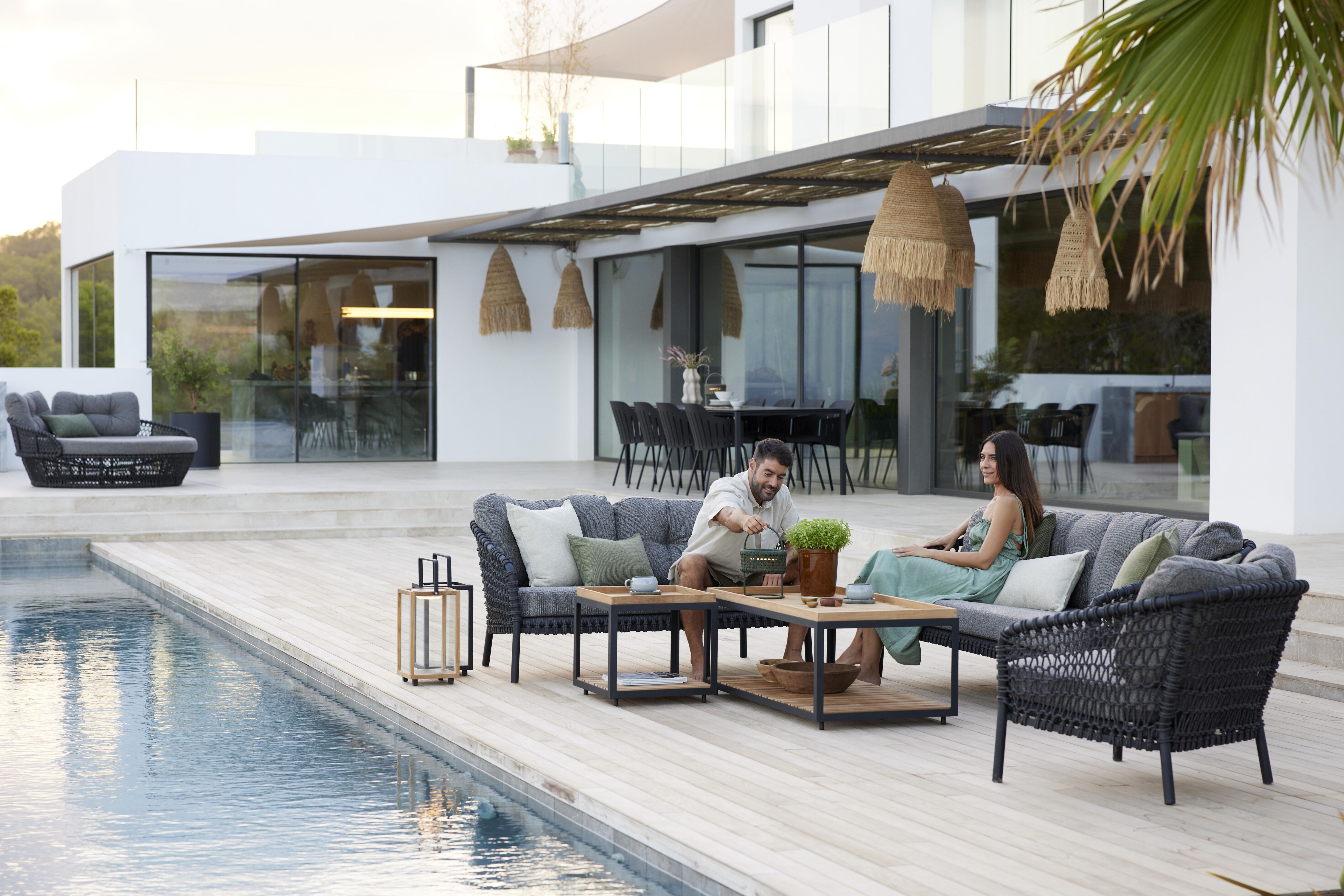 Cane-Line Ocean Sofa: Dunkelgraues 3-Sitzer Outdoor Sofa mit Kissen am Pool. Gartenmöbel für Terrasse.