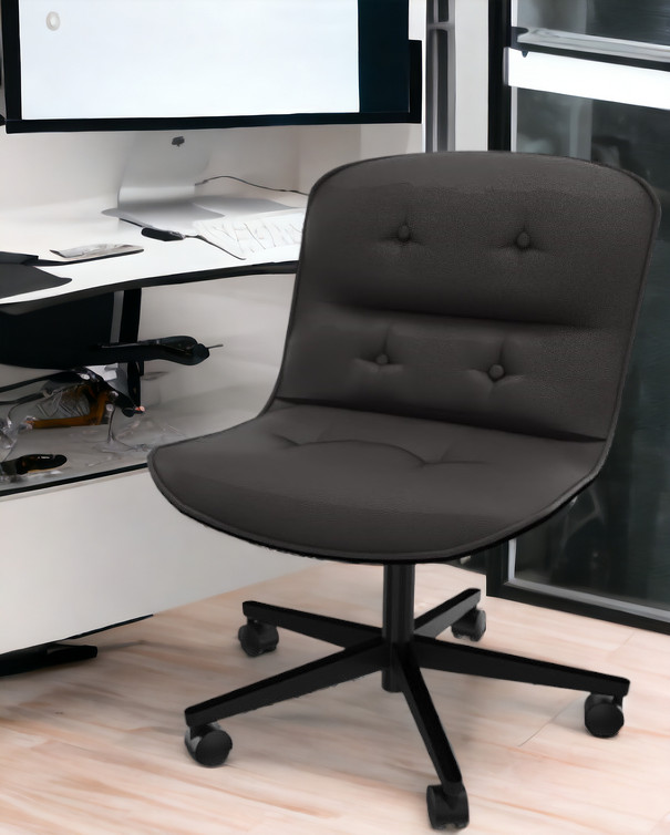 Grauer Pollock Drehstuhl ohne Armlehnen von Knoll International vor einem Schreibtisch. Bürostuhl mit Rollen.