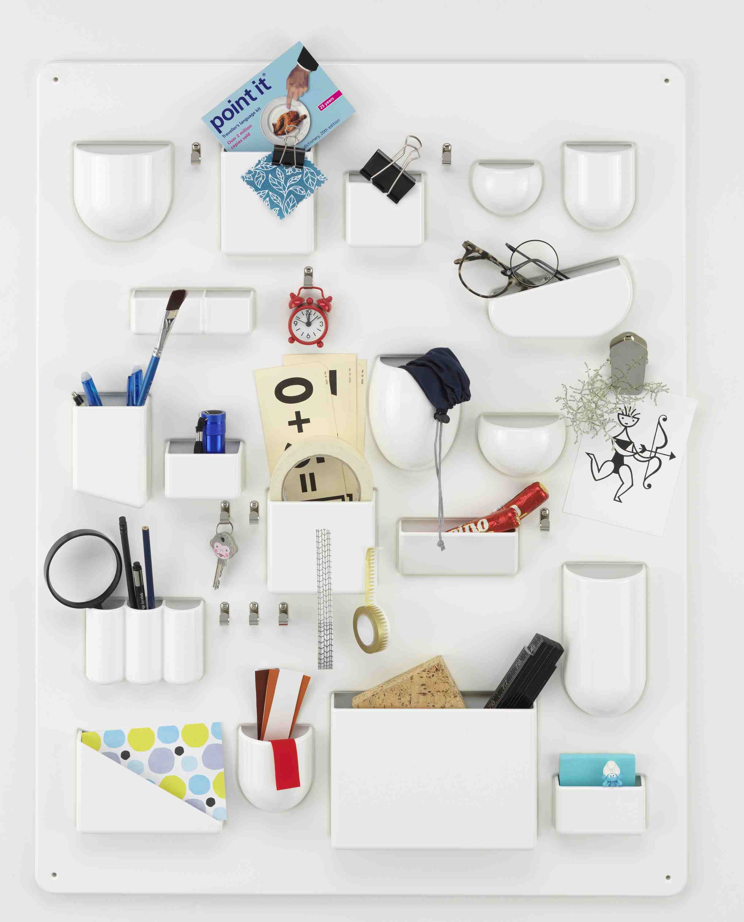 Uten.Silo Ordnungssystem von Vitra in Weiß, gefüllt mit Büroartikeln, Stiften, Brille und Dekoration für Wandmontage.