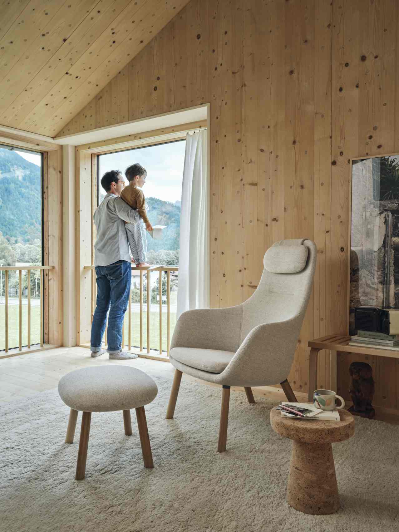 Vitra Hal Lounge Chair Sessel mit Ottoman in hellem Raum, Vater und Kind am Fenster.