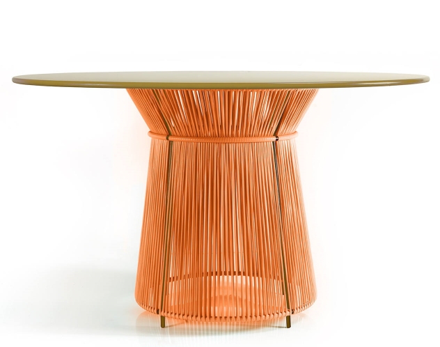 Caribe Esstisch Outdoor: Runder Tisch mit orangefarbenem, geflochtenem Untergestell und currygelber Tischplatte.
