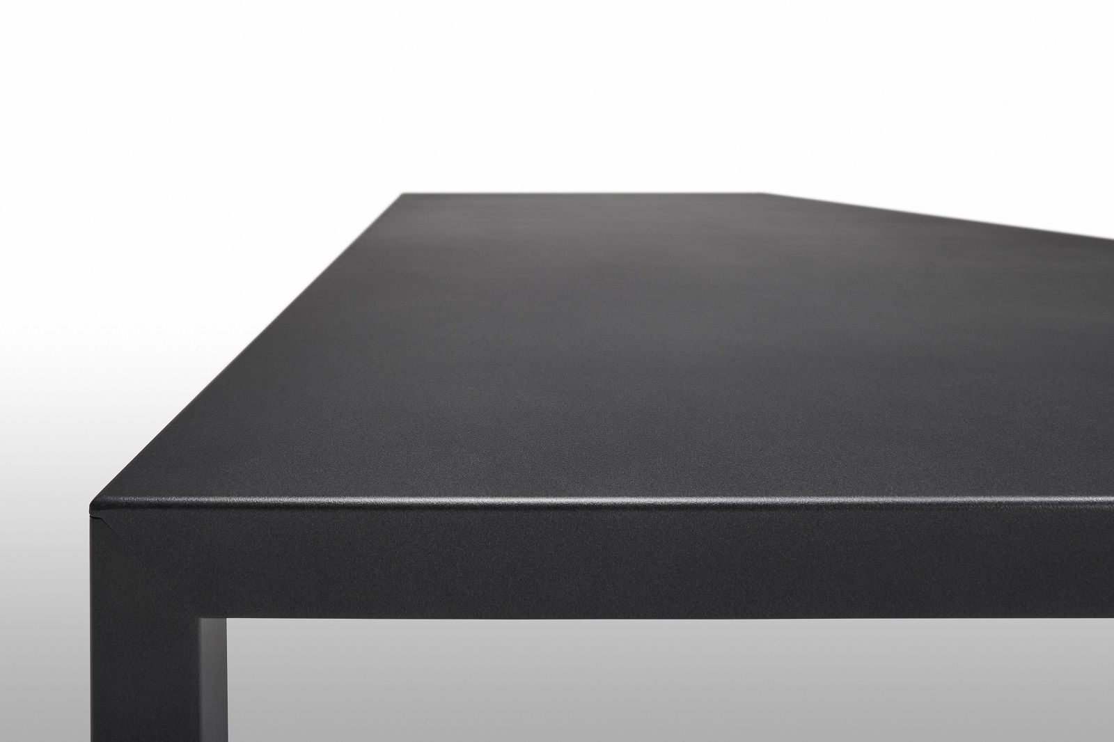 Detailaufnahme der Tischplatte des Tense Outdoor Table von MDF Italia in Anthrazit.
