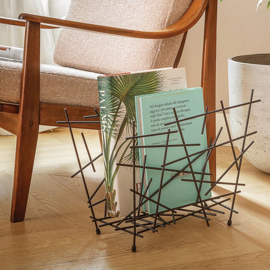 Schwarzer FC15 B Blow Up Zeitschriftenhalter von Alessi mit Zeitschriften im modernen Wohnzimmer.