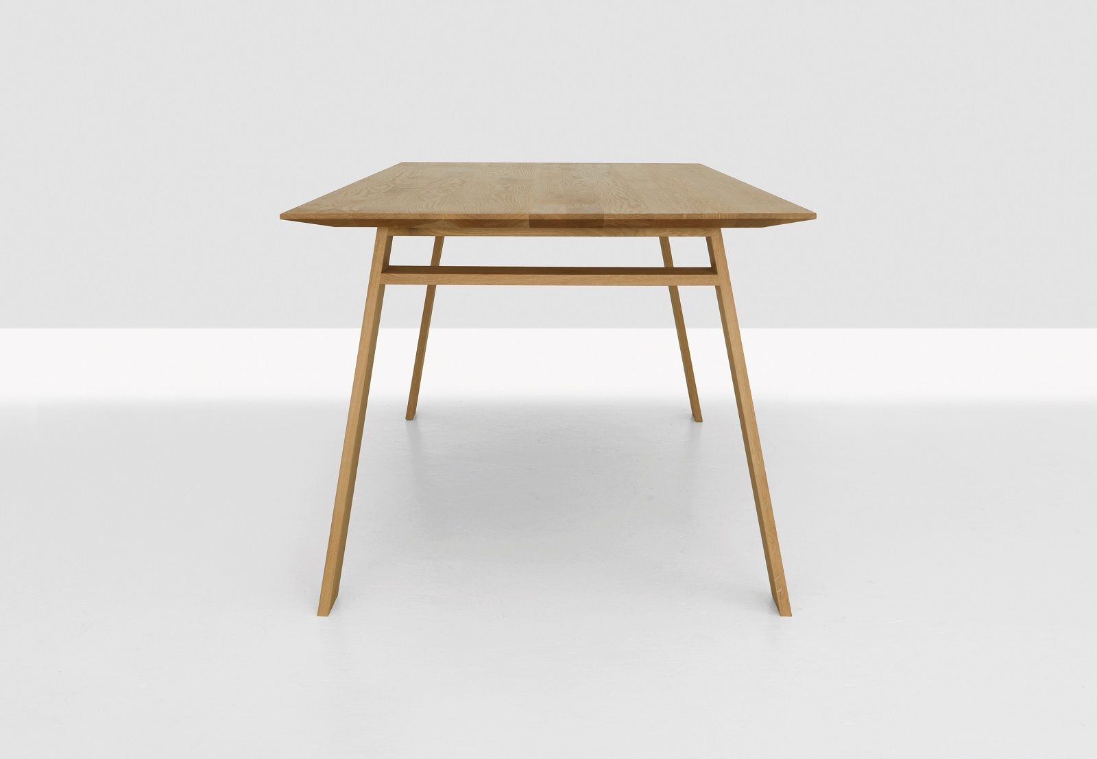 BONDT Tisch: Rechteckiger Esstisch aus hellem Holz mit minimalistischem Design und schlanken Beinen.