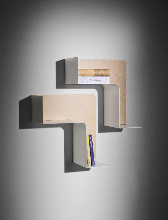 Fishbone Wandregal: Zwei moderne, helle Wandregale mit Bücher und Deko an einer grauen Wand.