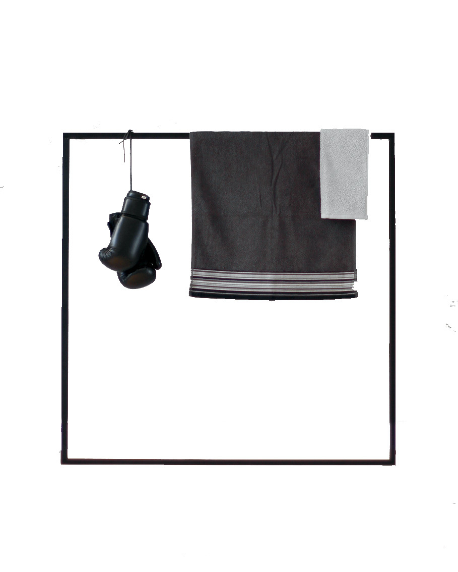 Little Leano Stummer Diener von Roomsafari in Weiß mit Handtüchern und Boxhandschuhen.