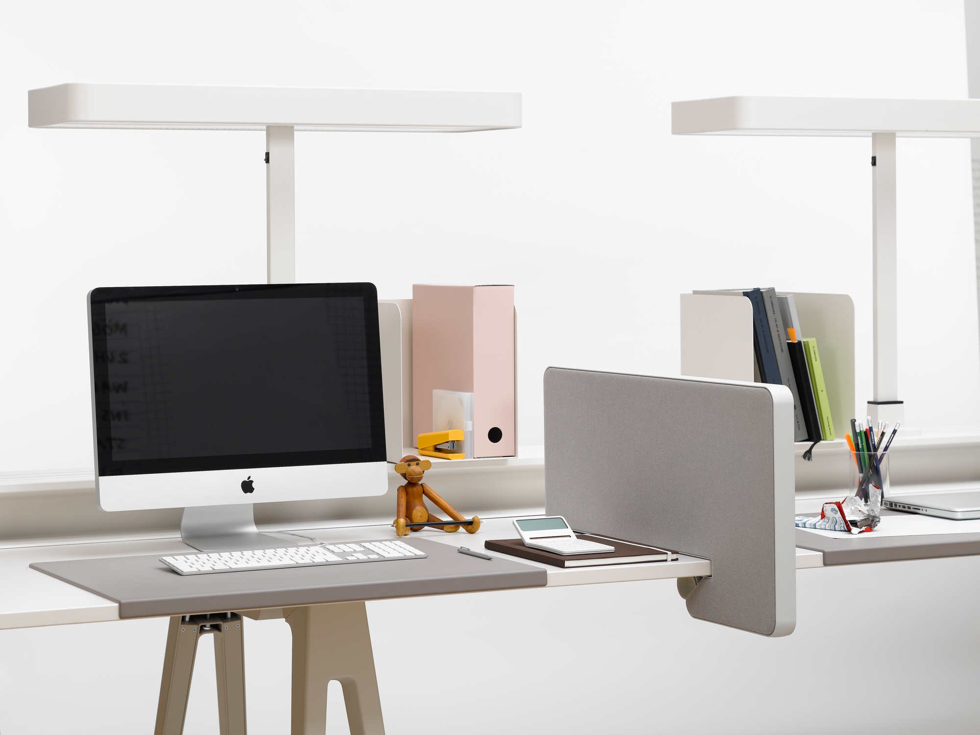 Joyn Schreibtischunterlage von Vitra in Mauve Grau auf einem modernen Schreibtisch mit Computer.