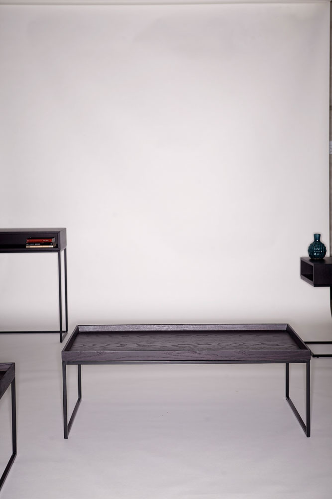 Pizzo Couchtisch von Jan Kurtz aus Esche mit schwarzem Metallgestell. Moderner Wohnzimmertisch.