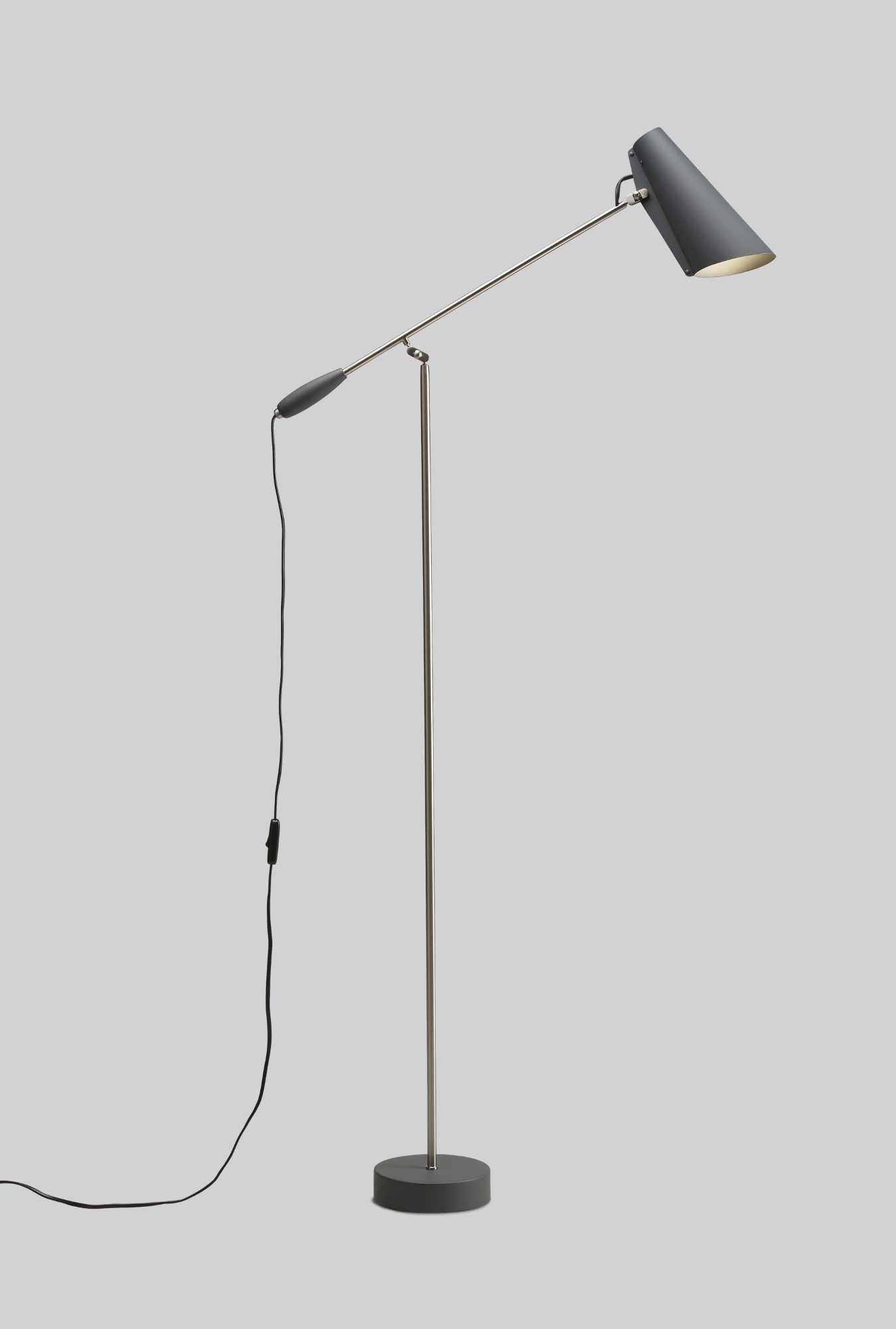 Graue Birdy Stehleuchte von Northern: Modernes Design mit verstellbarem Lampenschirm für optimales Licht.
