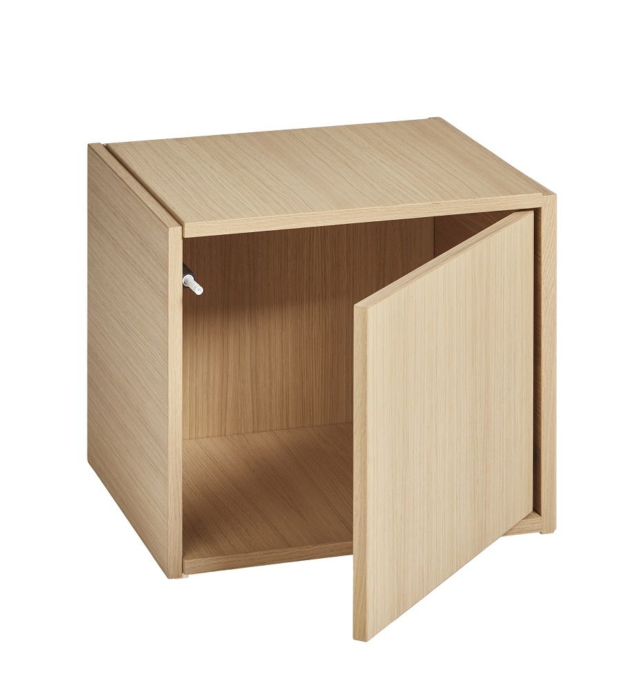 Bild eines hellen Holzregals "Bricks Cube" mit rechter Tür von Woud, offen.