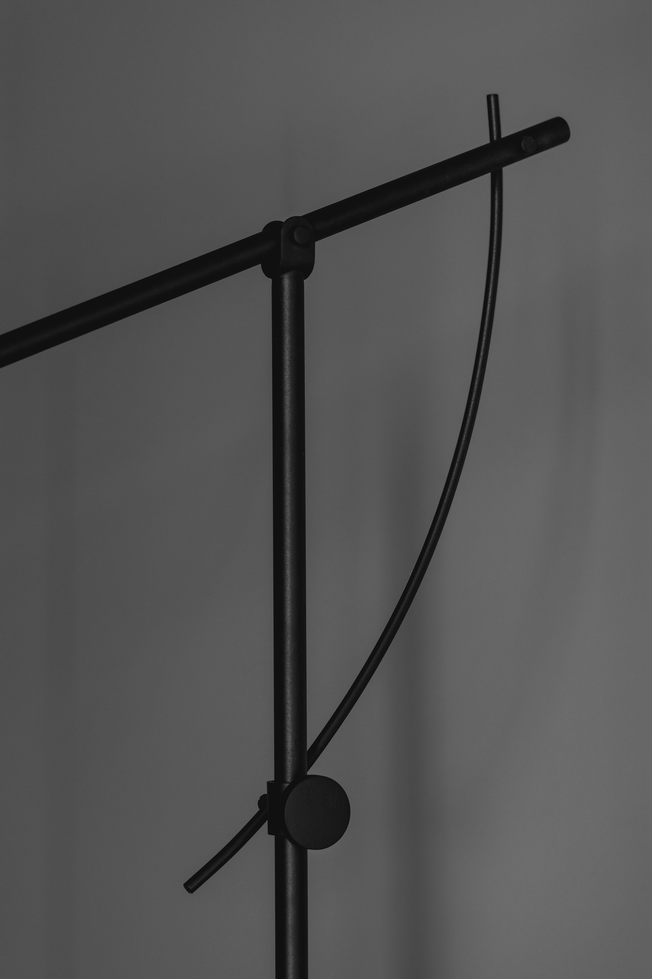 Detailaufnahme der Northern Balancer Stehleuchte in Schwarz, modernes Design für Wohnzimmer und Büro.