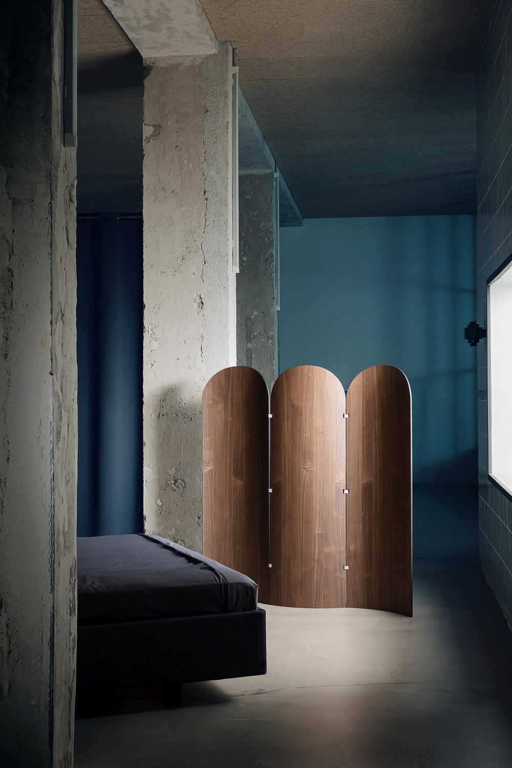 Ad Just Paravent Raumteiler aus Holz, dreiteilig, als Sichtschutz und Raumgestaltung im Schlafzimmer.